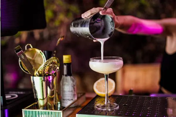 קוקטיילים בערב חברה לגיבוש צוות העובדים בהפקת אאוטמיינד