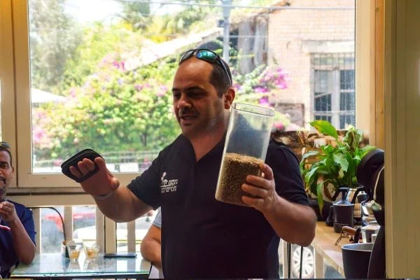 מכפר לכפר- סדנת קפה, קטיף ואומנות ביום גיבוש לעובדים בארגון של OUTMIND