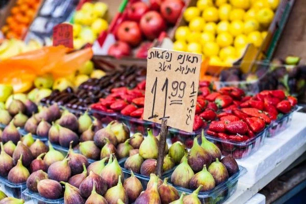 סיור טעימות בנחלת בנימין ובשוק הכרמל ביום גיבוש לצוות העובדים בארגון של אאוטמיינד